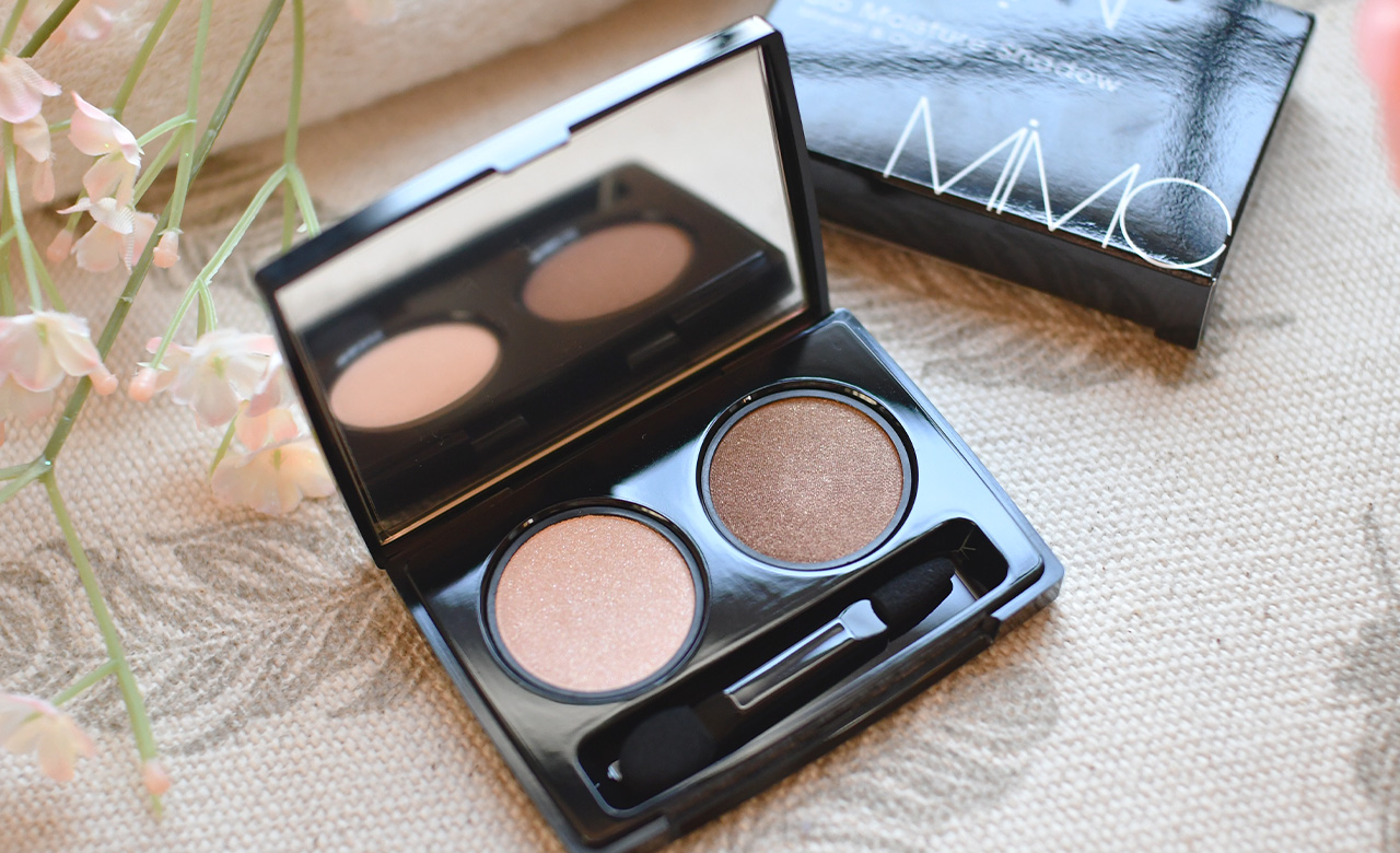 潤いとツヤで魅せる目元へ。MiMCの「ビオモイスチュアシャドー メモリーズ」で叶えるナチュラルな大人アイメイク